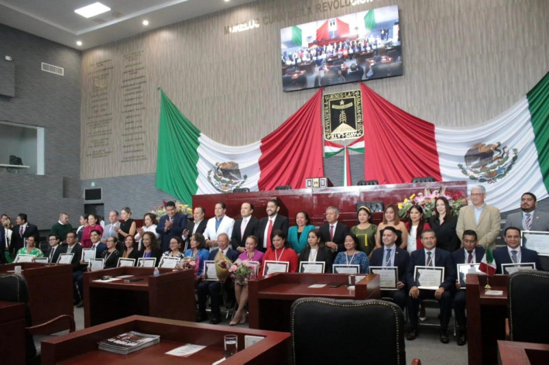 Reconoce Congreso local a destacados universitarios en el Día del Abogado