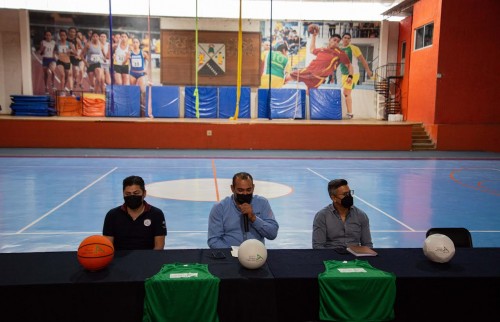 Reciben preparatorias de la UAEM donación de paquetes deportivos