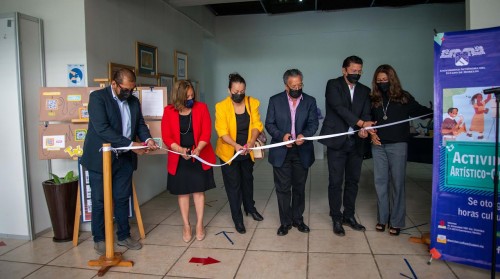 Exponen universitarios trabajos finales de talleres culturales