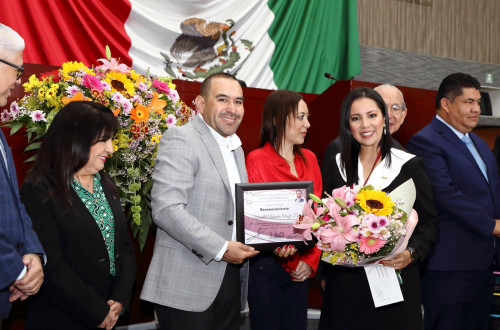 Recibe académica universitaria presea al Mérito Docente