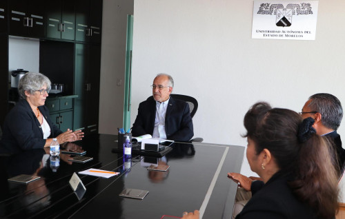 Entrega su primer informe de actividades la directora de la Facultad de Farmacia