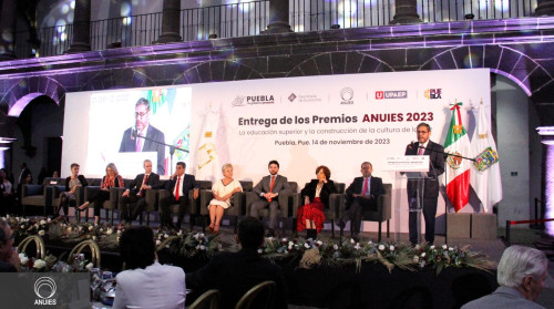 Premia Anuies a egresado del Doctorado en Educación de la UAEM