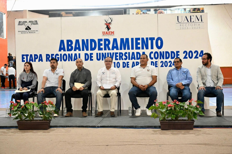 Abanderan a equipos de la UAEM participantes en la etapa regional de la Universiada