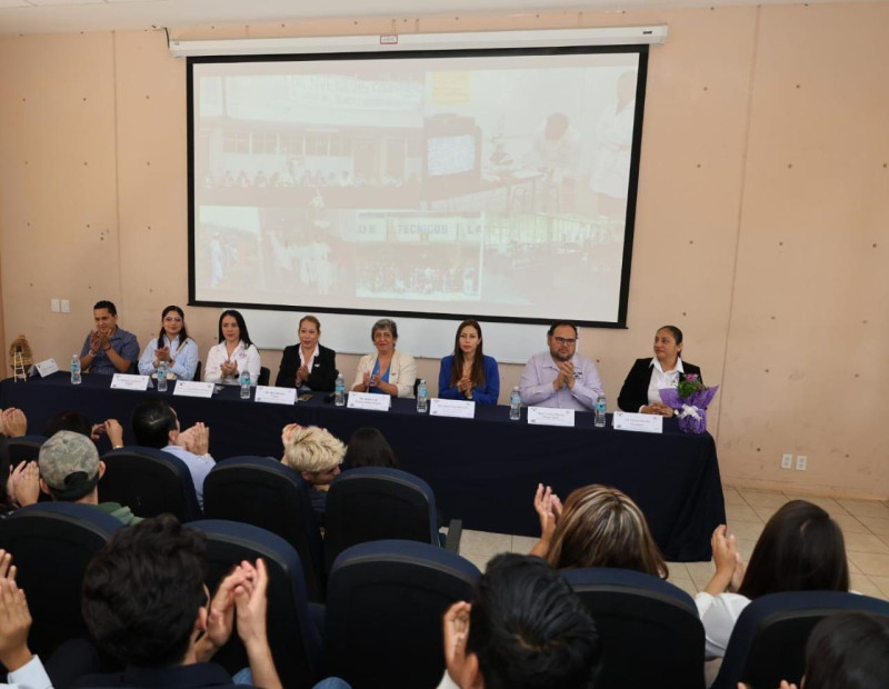 Develan placa conmemorativa por el 61 Aniversario de la Escuela de Técnicos Laboratoristas