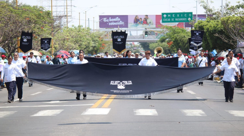 Participan escuelas de la UAEM en desfile Cívico Militar en Cuautla