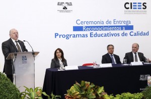 Entregan reconocimientos a programas educativos de excelencia en la UAEM