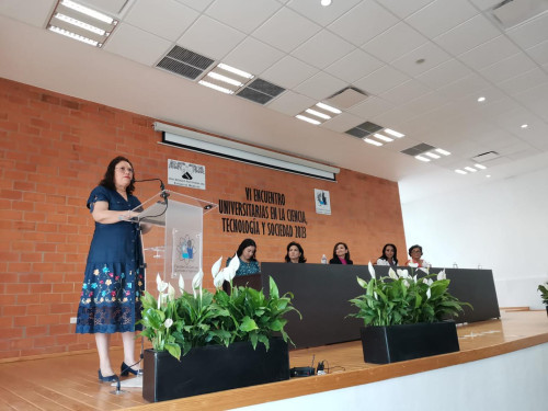 Reflexionan académicas los retos de la mujer en la ciencia