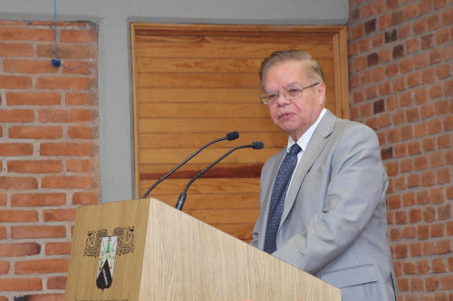 Imparte titular de los Ciees conferencia a personal universitario
