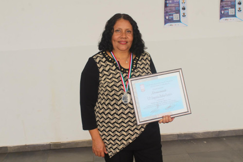 Recibe universitaria premio al Mérito en el Ejercicio de la Contabilidad