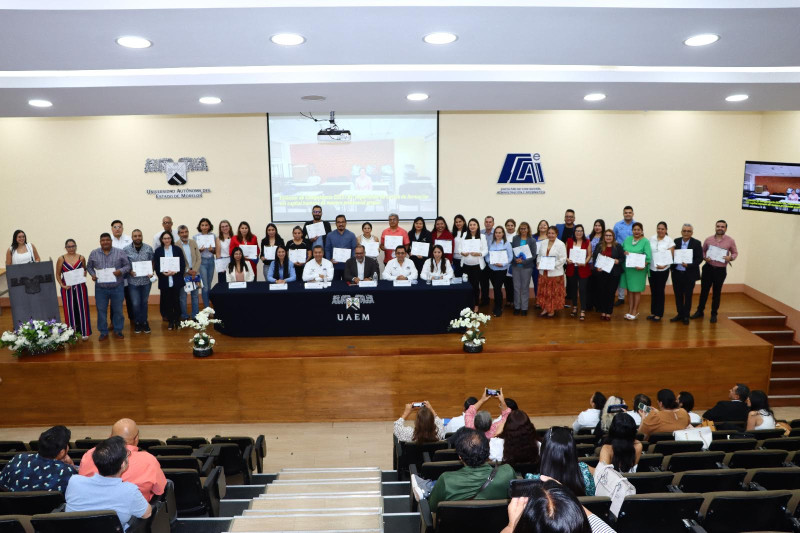 Reciben docentes certificación nacional por su calidad educativa