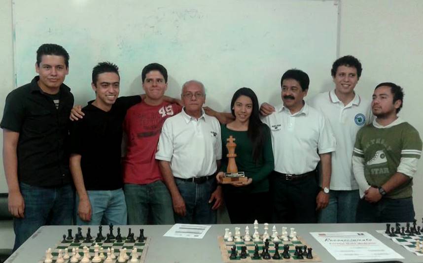 Entregan reconocimiento a profesor de ajedrez de la UAEM