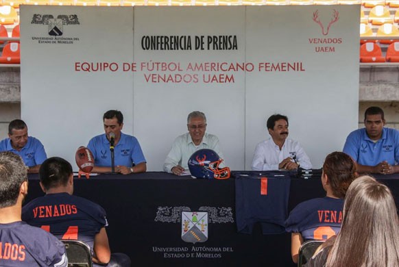 Presenta UAEM equipos femenil y varonil de futbol americano