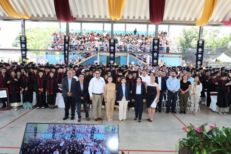Realizan ceremonia de graduación en la Escuela Preparatoria Número Cinco de Puente de Ixtla