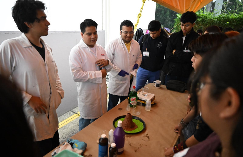 Difunde el CIQ su oferta educativa a estudiantes de bachillerato