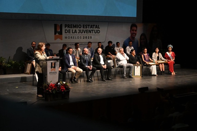 Reciben estudiantes de la UAEM el Premio Estatal de la Juventud