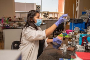 Alumna de la UAEM descubre dos moléculas con actividad antiinflamatoria
