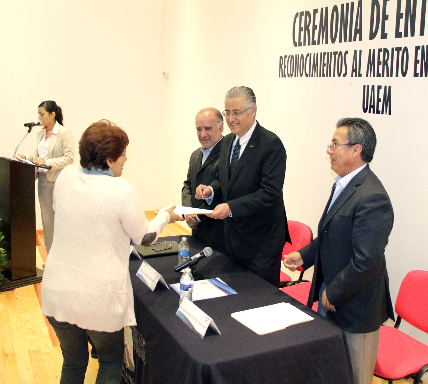 Rector de la UAEM reconoce labor de investigadores universitarios