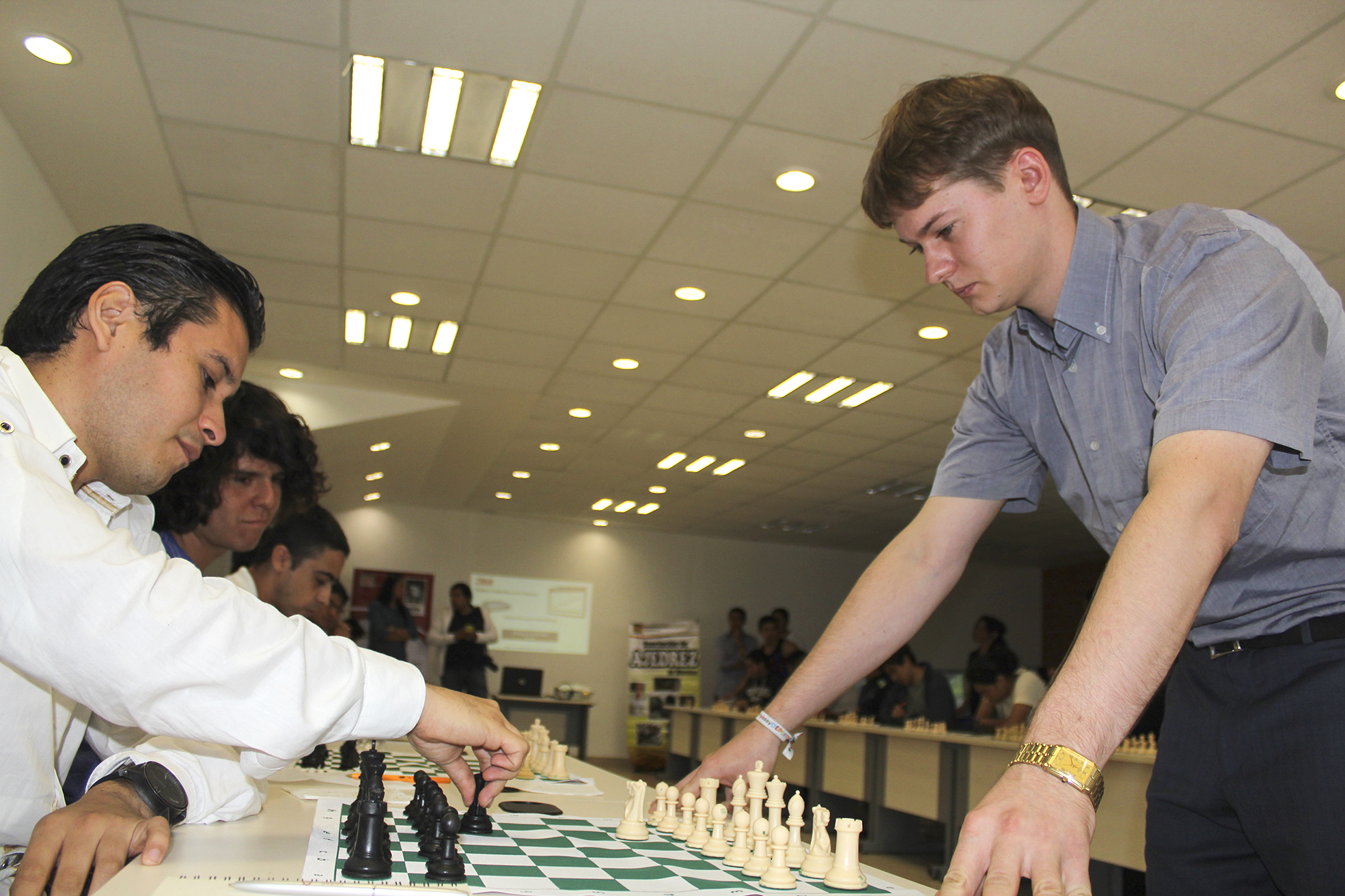 En UAEM, partida simultánea de ajedrez con el Grand Master Vasily Papin