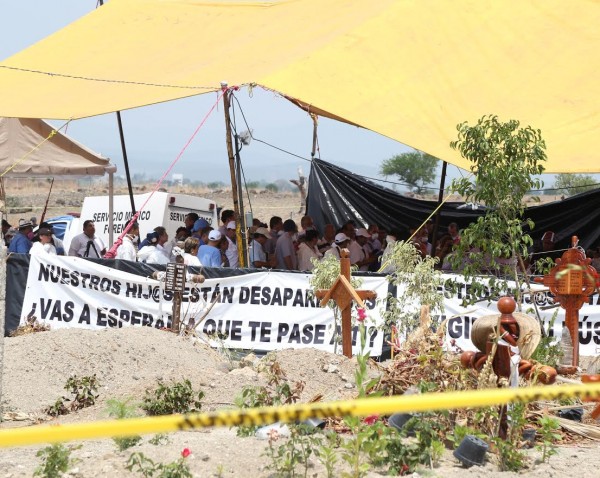 Ante presión de familiares de víctimas inician exhumación de cuerpos en Tetelcingo