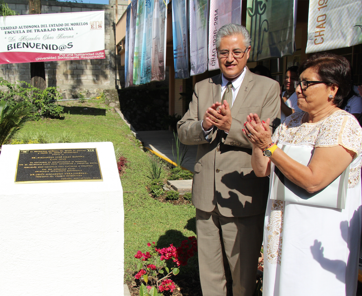 Develan placa In Memoriam de Alejandro Chao en la Escuela de Trabajo Social de la UAEM