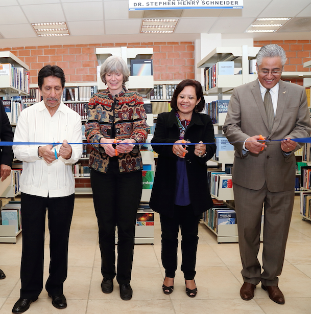 Recibe UAEM acervo bibliográfico sobre cambio climático