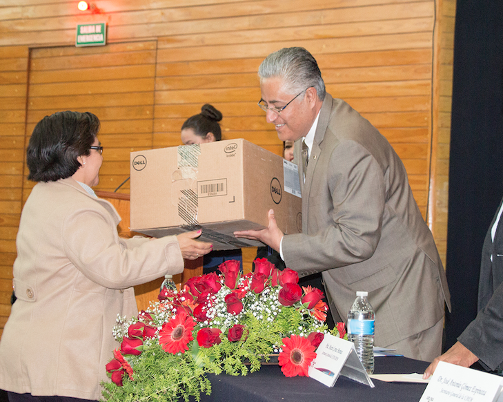 Cumple UAEM con entrega de equipo y mobiliario a trabajadores académicos