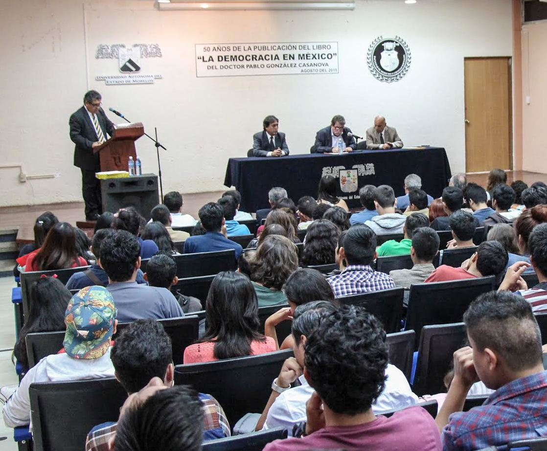 A 50 años de La democracia en México, el texto sigue vigente