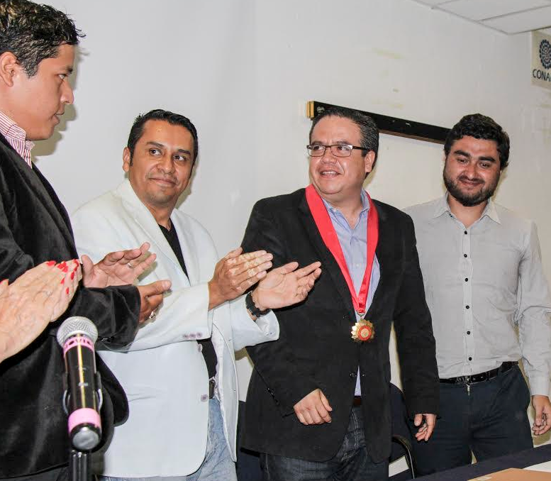 Director de la Facultad de Arquitectura recibe reconocimiento por su gestión universitaria