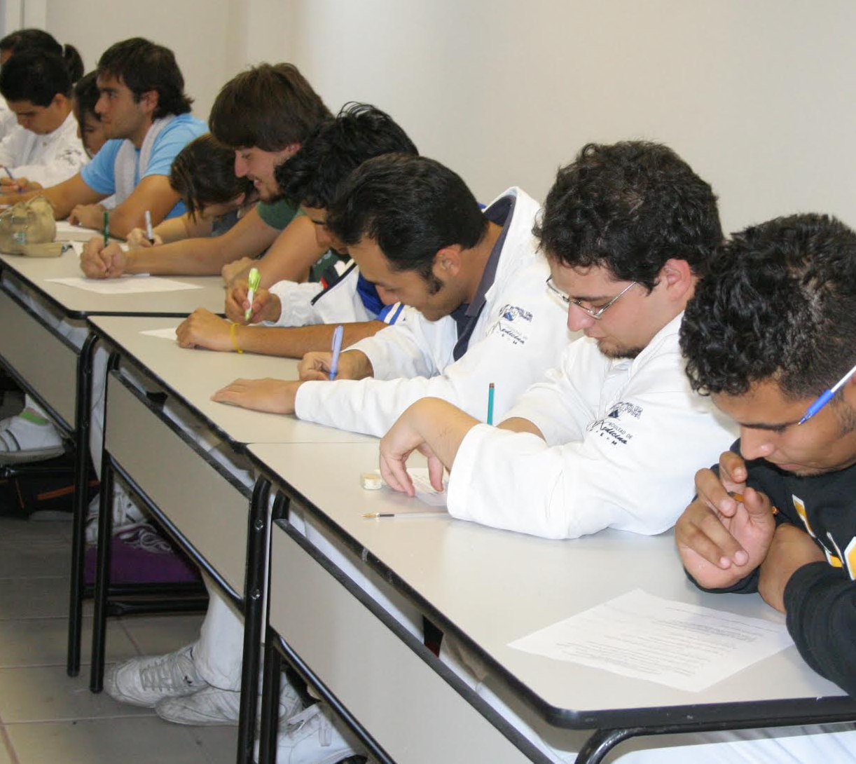 Designan a estudiante de la Facultad de Medicina, presidente de la IFMSA