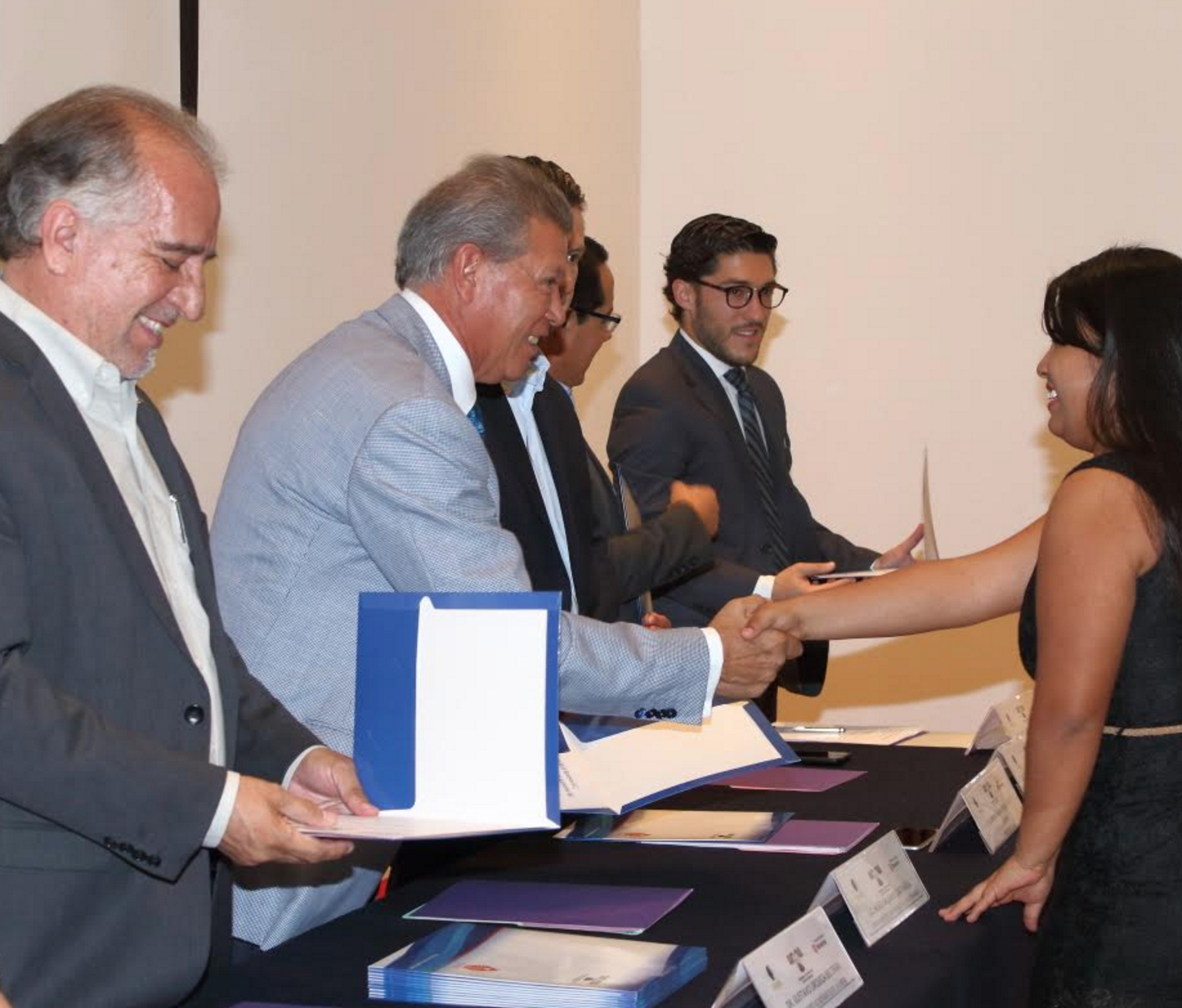 Entregan reconocimientos a beneficiarios de la UAEM del programa Jóvenes de Excelencia Banamex