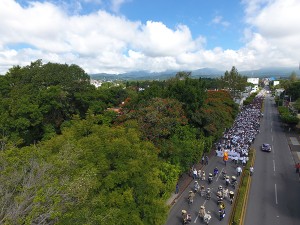 Marchan estudiantes universitarios en defensa de su derecho a la educación