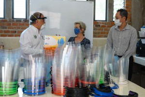 Dona UAEM equipo de protección para estudiantes de la Facultad de Medicina