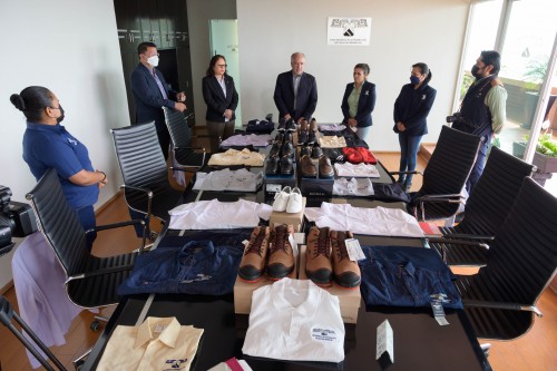 Entrega UAEM uniformes a personal del sindicato administrativo