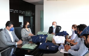Entregan a Stauaem paquetes de uniformes para los trabajadores