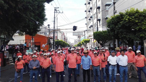 Acompaña rector Alejandro Vera, a sindicatos universitarios en marcha del 1 de mayo