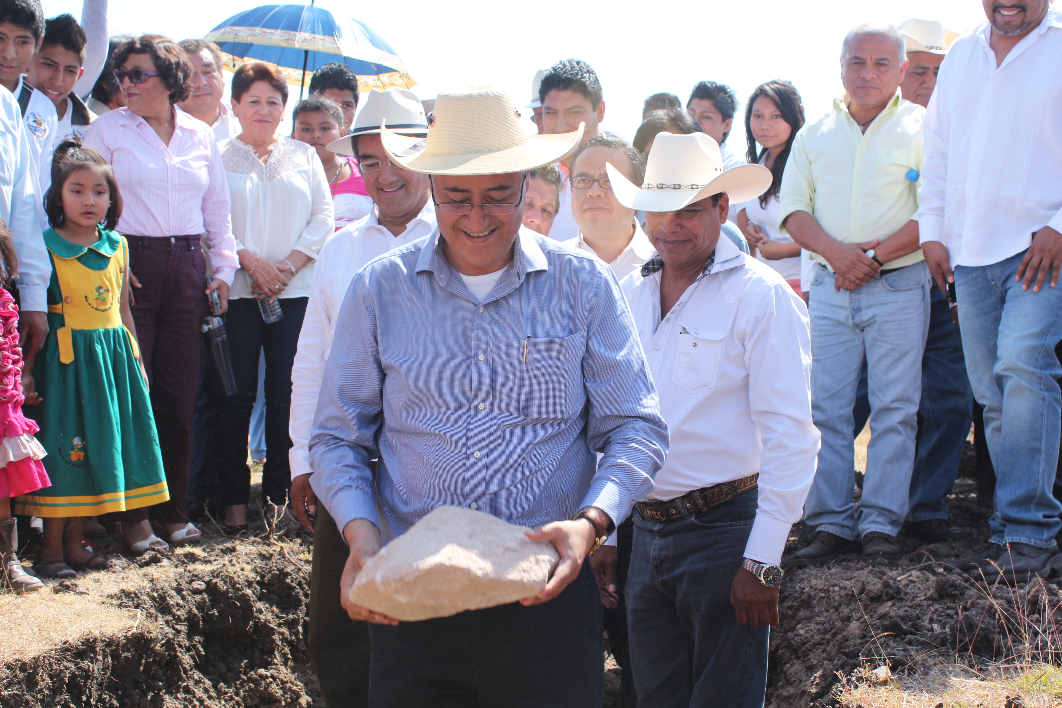 Colocan primera piedra de claustro universitario en Tepalcingo