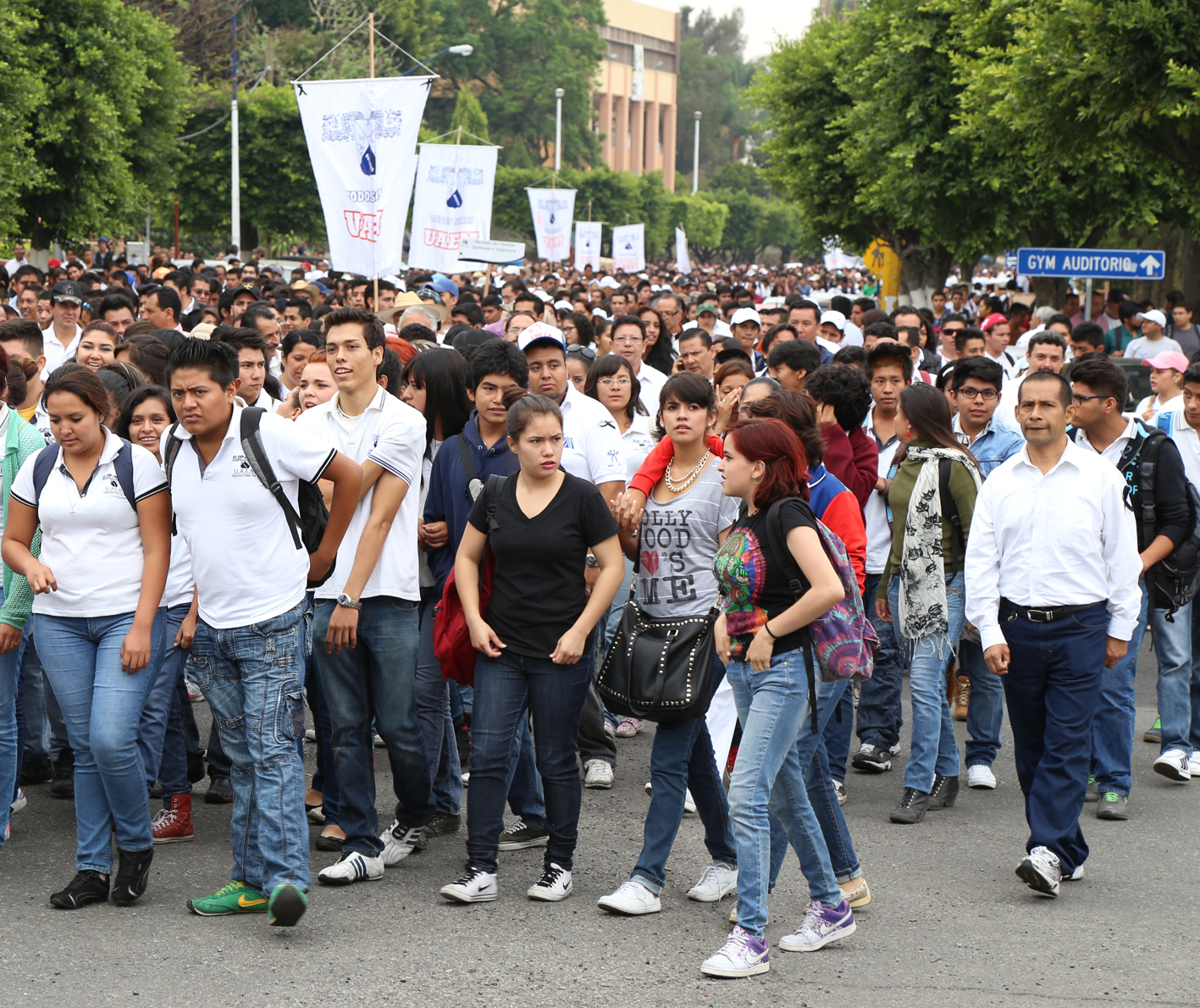 Marchan universitarios en contra de la inseguridad