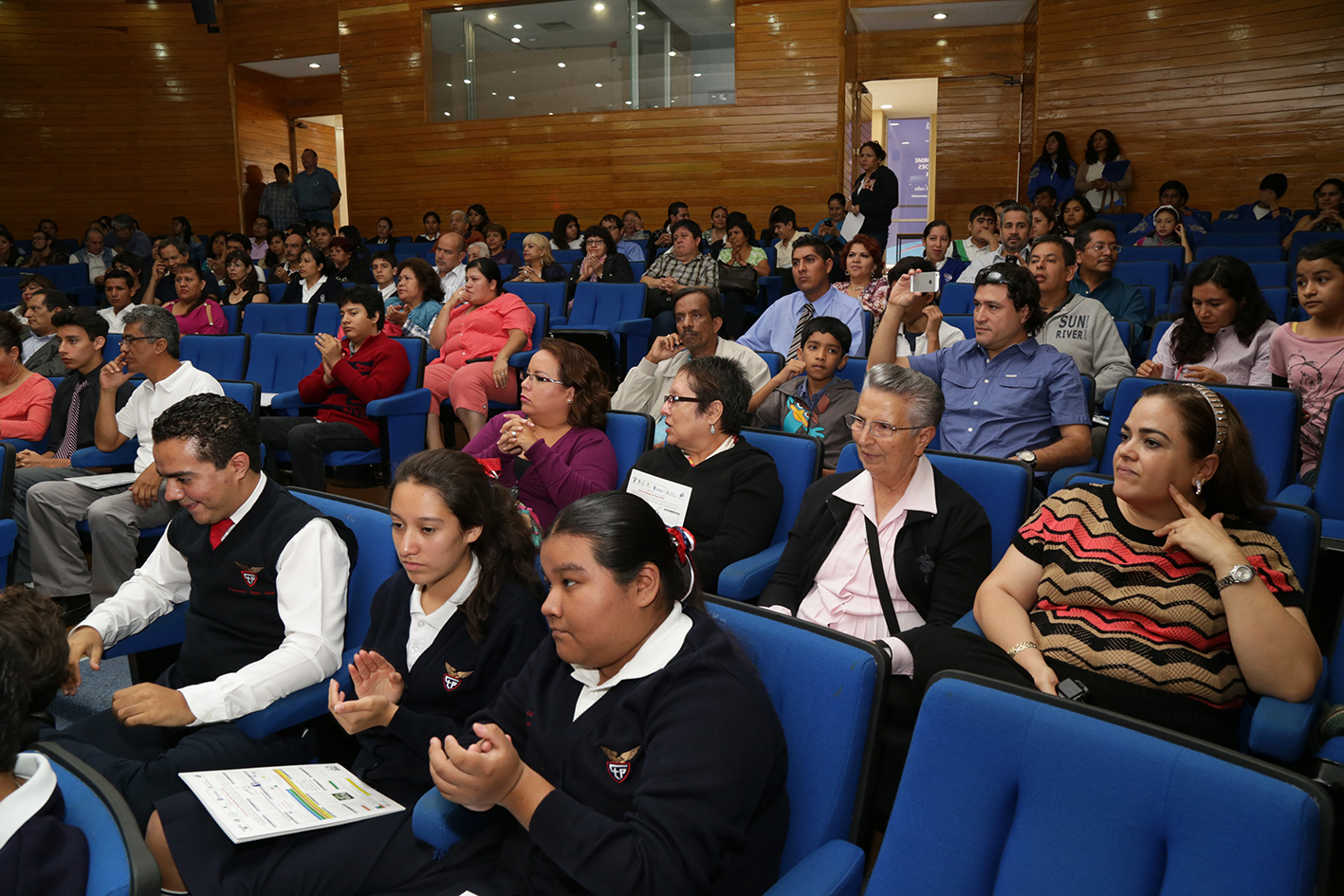 Reciben reconocimientos, ganadores de concursos de física