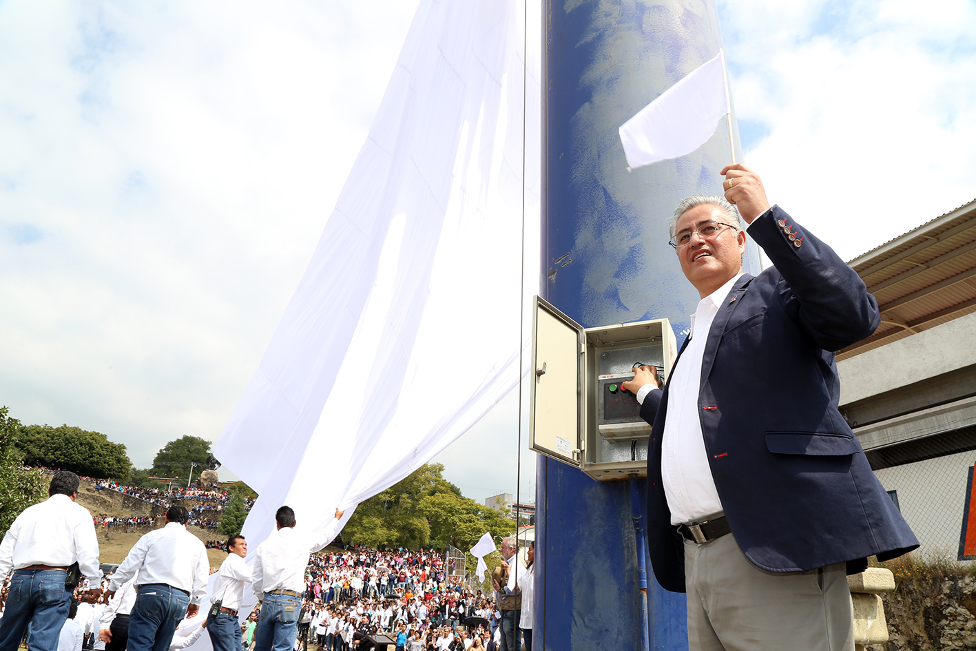 UAEM iza la bandera blanca como símbolo de la lucha por la paz