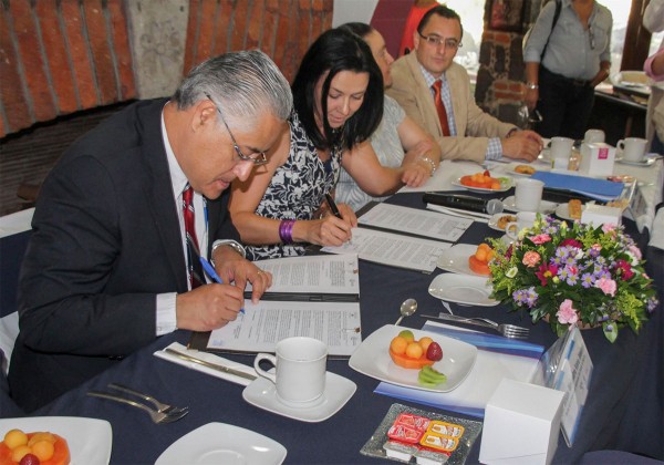 Firman convenio amplio de colaboración la UAEM y la Coparmex