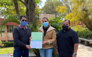 Recibe directora de la FCB presea al Mérito Profesional