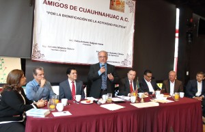 Toma protesta rector a directiva de Amigos de Cuauhnáhuac