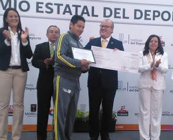 Recibe Premio Estatal de Deporte 2014 entrenador de la selección de karate de la UAEM