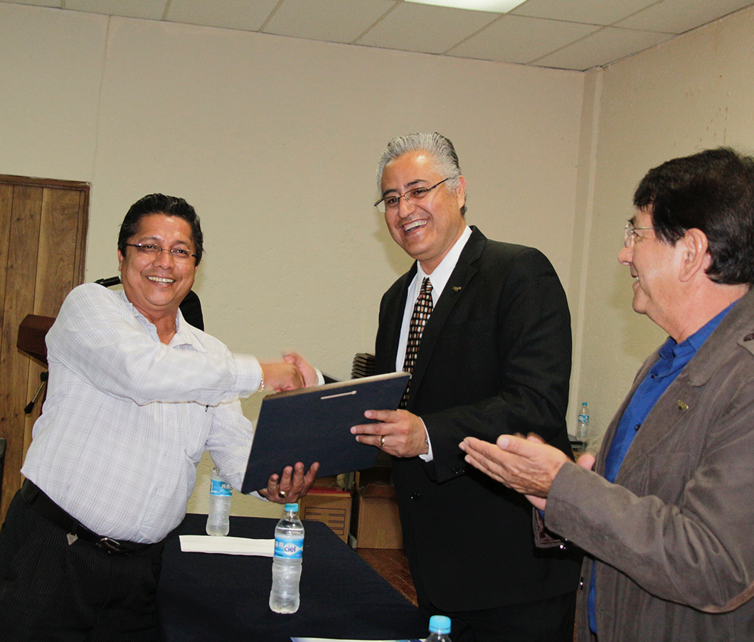 Reciben reconocimientos trabajadores administrativos de la UAEM