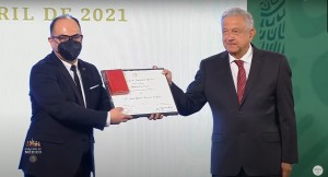 Recibe investigador de la UAEM el Premio al Mérito en Salud “Martín de la Cruz”