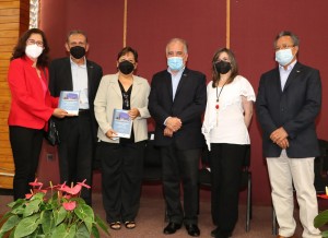 Presentan libro que reúne 40 años de historia de la Facultad de Medicina