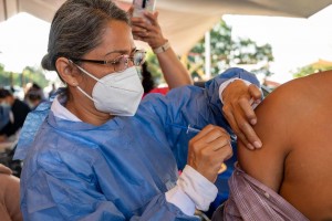 Inicia aplicación de segunda dosis de vacuna anti Covid-19 para mayores de 40 años en la UAEM