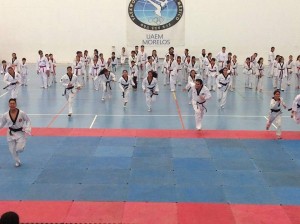 Imparten clase masiva entrenadores coreanos de taekwondo en la UAEM