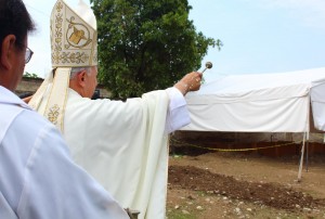 Acompaña UAEM a víctimas en ceremonia religiosa ofrecida en las fosas de Jojutla