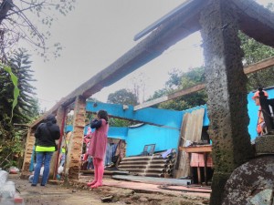 Inician universitarios construcción de refugios temporales en Tetela del Volcán
